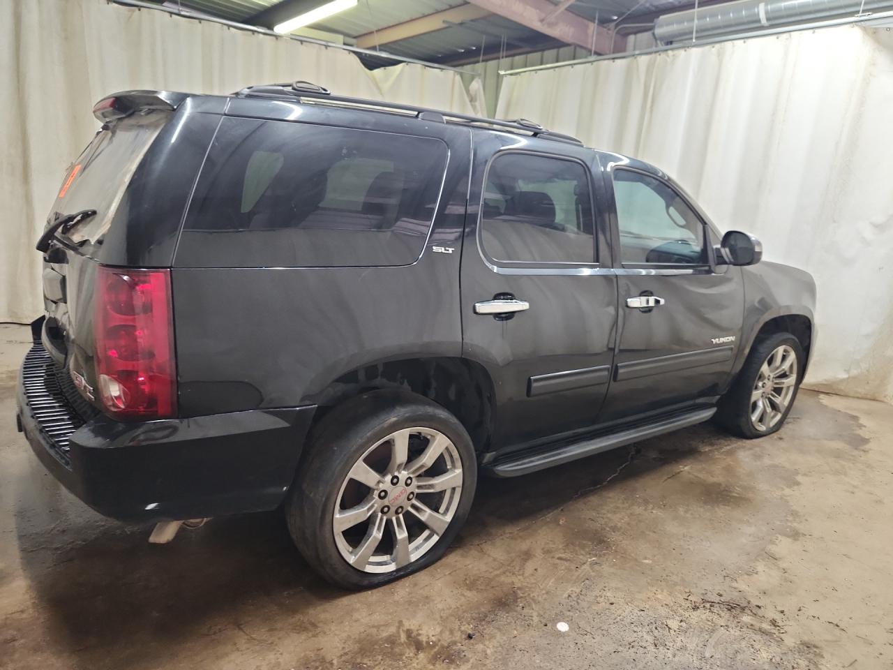 2013 Gmc Yukon Slt Black vin: 1GKS1CE01DR182636 Damage: Right Rear Door, Dent(S) W/ Paint Dmg, 1 To 2 Inches