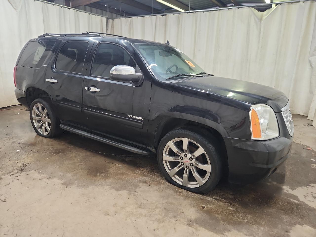 2013 Gmc Yukon Slt Black vin: 1GKS1CE01DR182636 Damage: Right Front Door, Heavy Scratch, 1 To 2 Inches
