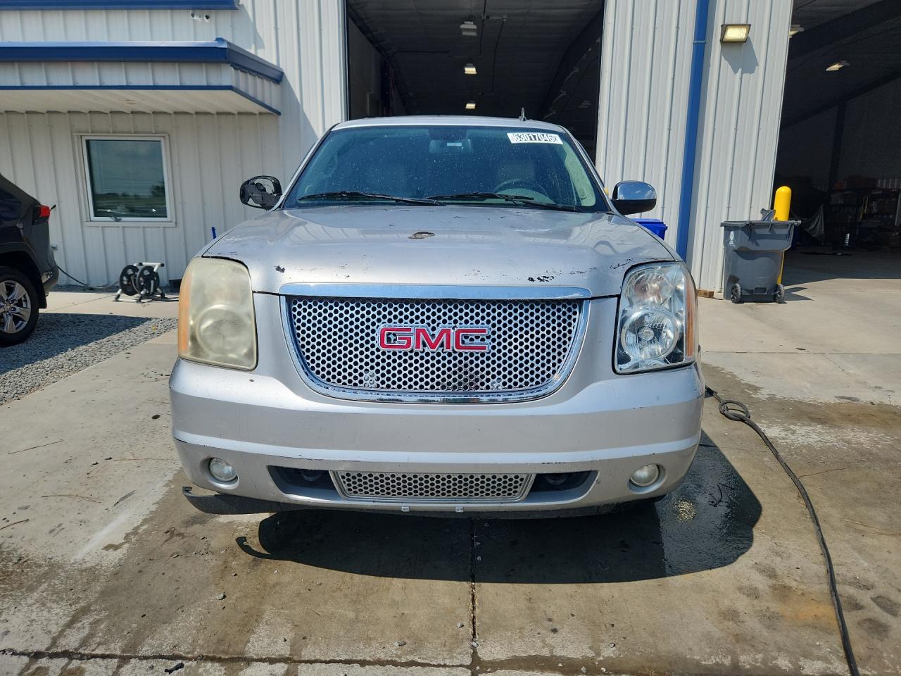 2014 Gmc Yukon Slt Silver vin: 1GKS1CE06ER247756 Damage: Right Head Lamp, Faded, Repair Required