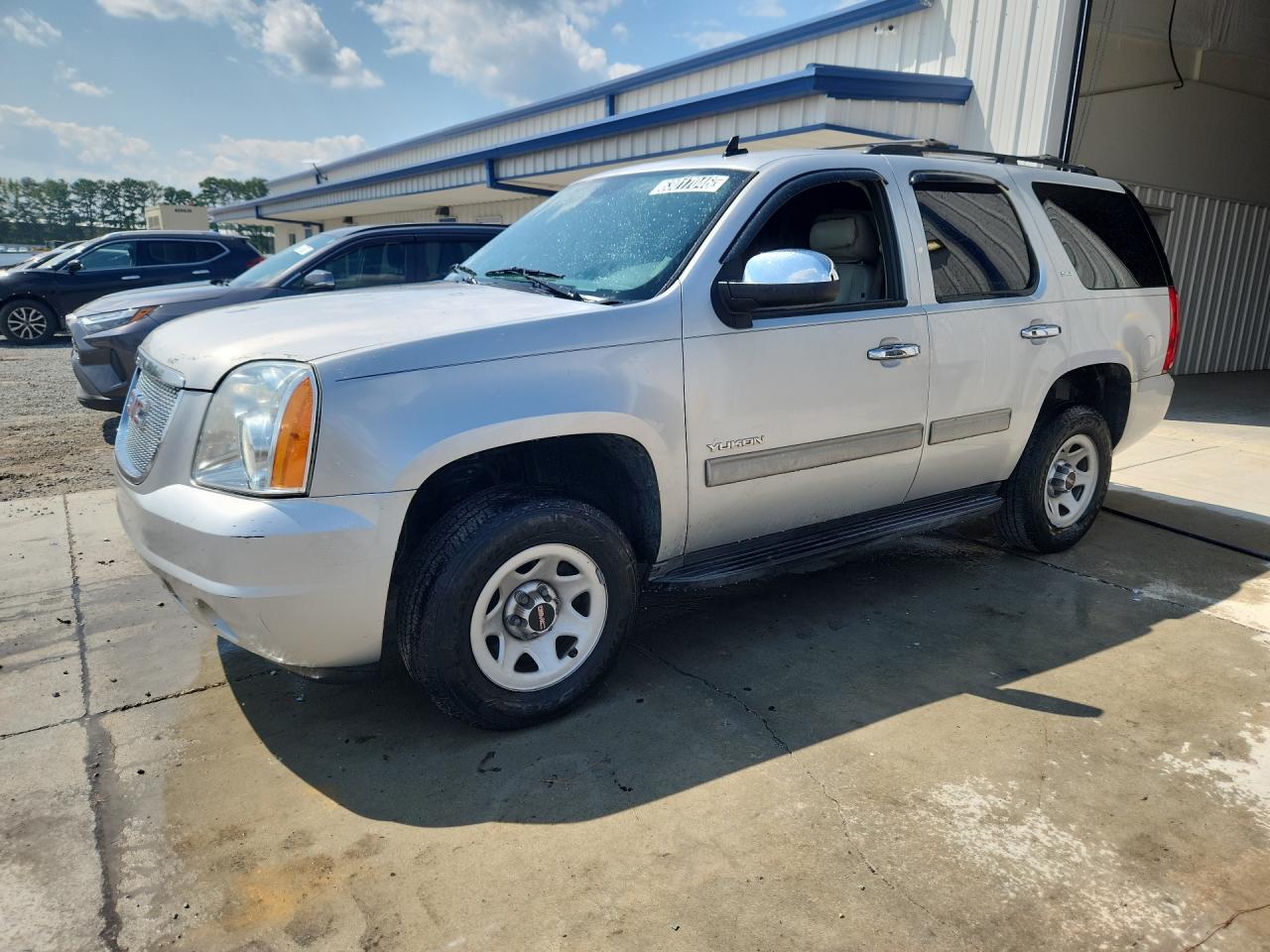 2014 Gmc Yukon Slt Silver vin: 1GKS1CE06ER247756 Damage: Left Front Tire, Worn, Replacement Required