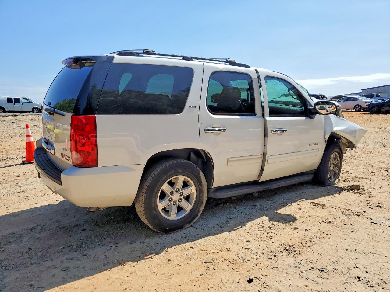 2013 Gmc Yukon Slt White vin: 1GKS1CE0XDR235169