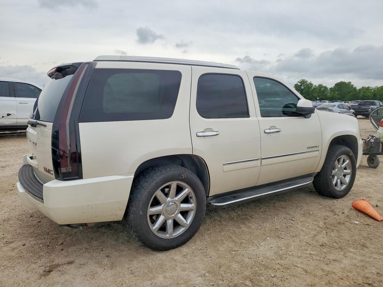 2013 Gmc Yukon Denali White vin: 1GKS1EEF4DR255630