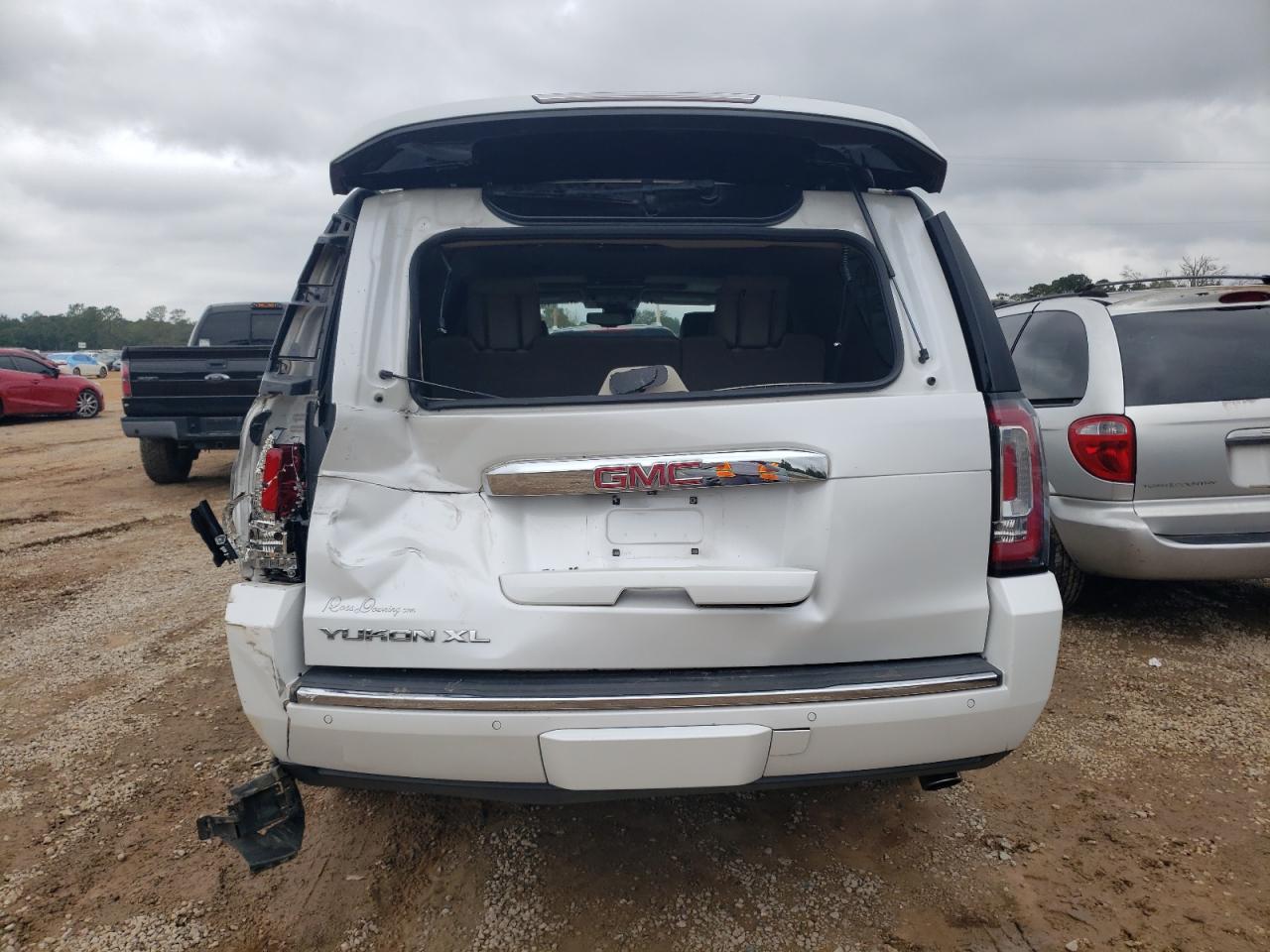 2018 Gmc Yukon Xl Denali White vin: 1GKS1HKJ8JR363531
