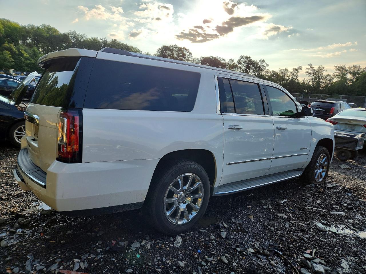2015 Gmc Yukon Xl Denali White vin: 1GKS1JKJ8FR164056