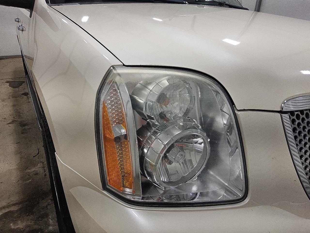 2013 Gmc Yukon Xl Denali White vin: 1GKS1MEF0DR149878 Damage: Right Head Lamp, Faded, Repair Required
