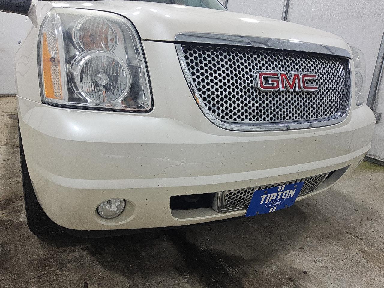 2013 Gmc Yukon Xl Denali White vin: 1GKS1MEF0DR149878 Damage: Front Bumper, Multiple Scratches Heavy, 2