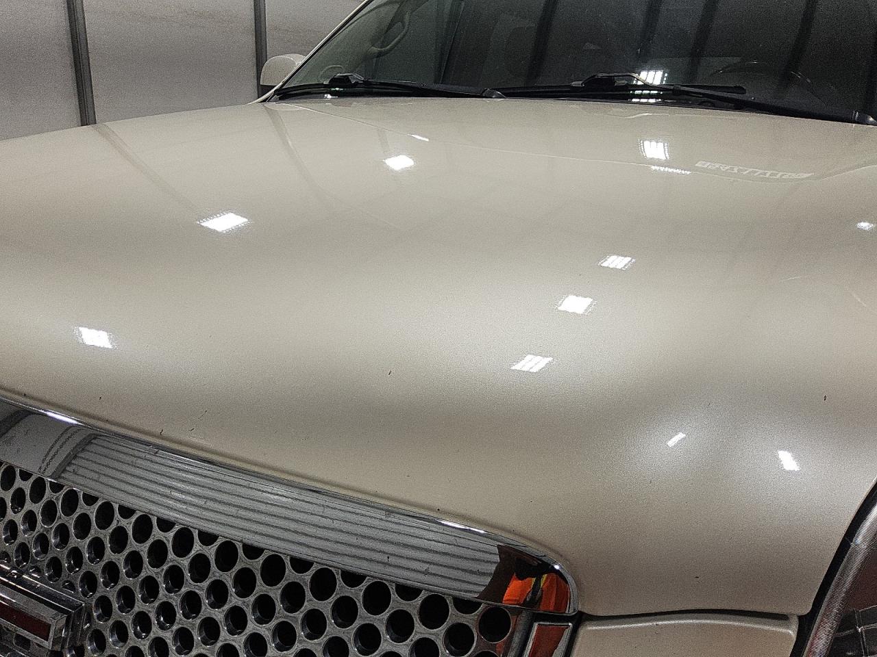 2013 Gmc Yukon Xl Denali White vin: 1GKS1MEF0DR149878 Damage: Hood, Dent(S) W/ Paint Dmg, 1/2 To 1 Inch