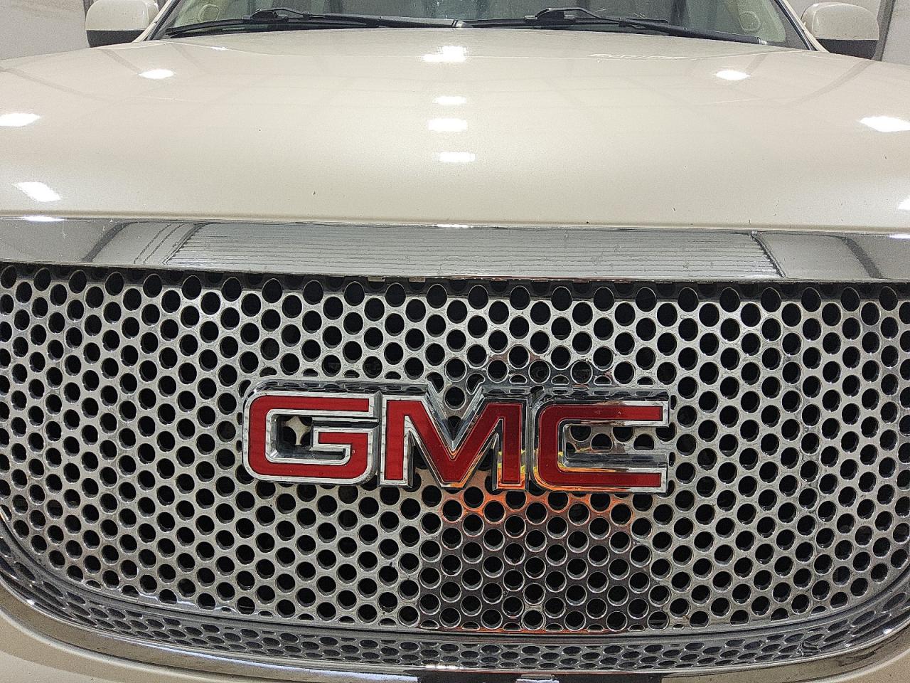 2013 Gmc Yukon Xl Denali White vin: 1GKS1MEF0DR149878 Damage: Grille, Chipped, 2
