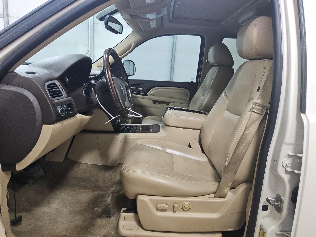 2013 Gmc Yukon Xl Denali White vin: 1GKS1MEF0DR149878 Damage: Left Front Carpet, Stained, Permanent