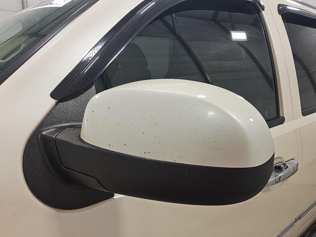 2013 Gmc Yukon Xl Denali White vin: 1GKS1MEF0DR149878 Damage: Lf Mirror Cover, Chipped, 2