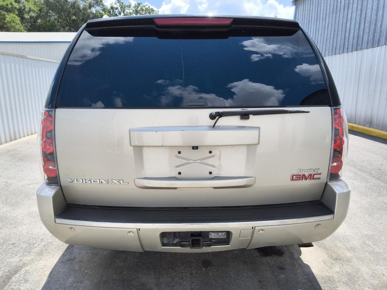 2013 Gmc Yukon Xl Denali Beige vin: 1GKS1MEF1DR146245 Damage: Rear Bumper/Cover, Scraped, 1/2 To 1 Inch