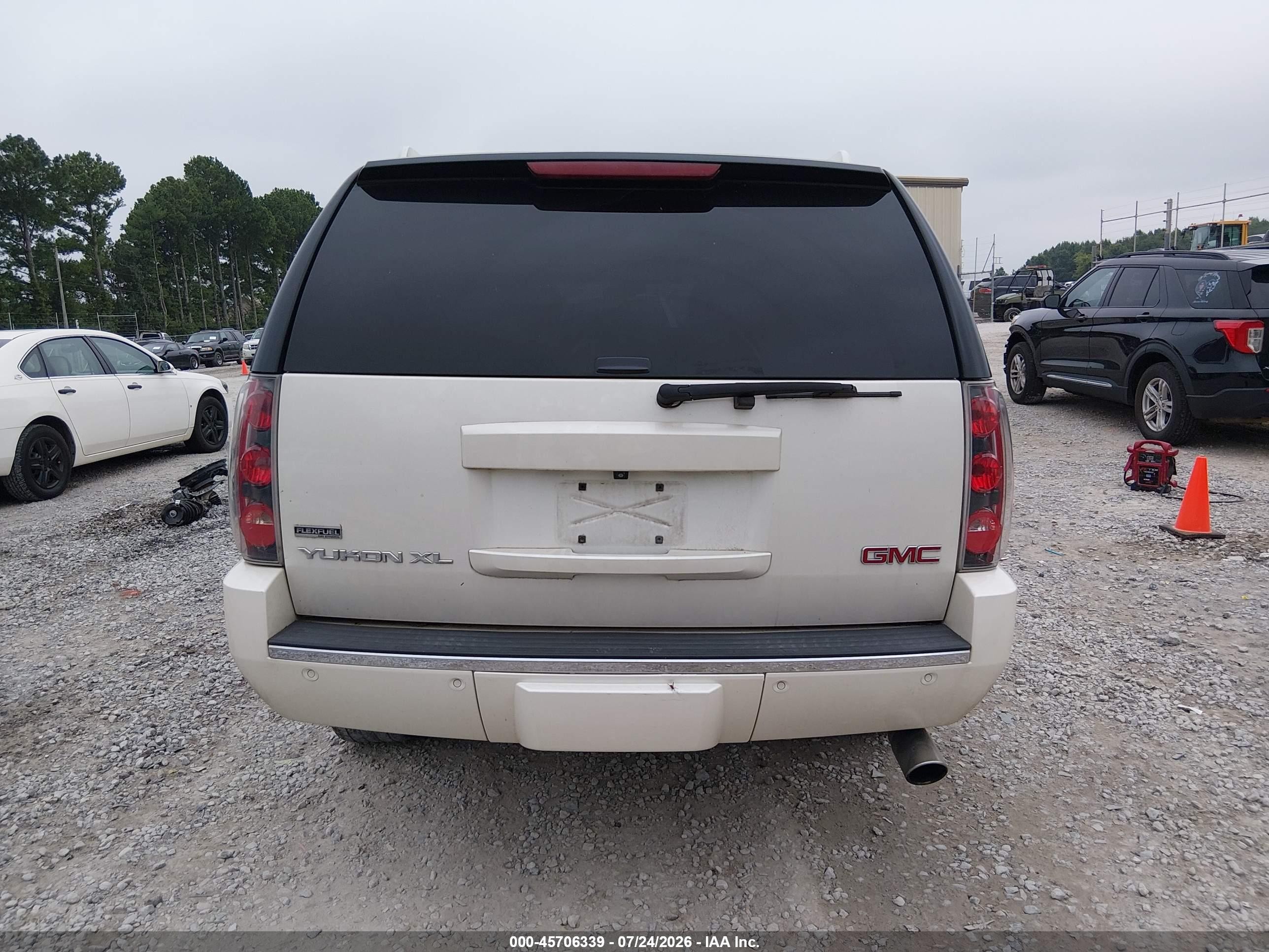 2011 Gmc Yukon Xl 1500 Denali Кремовый vin: 1GKS1MEF5BR135682