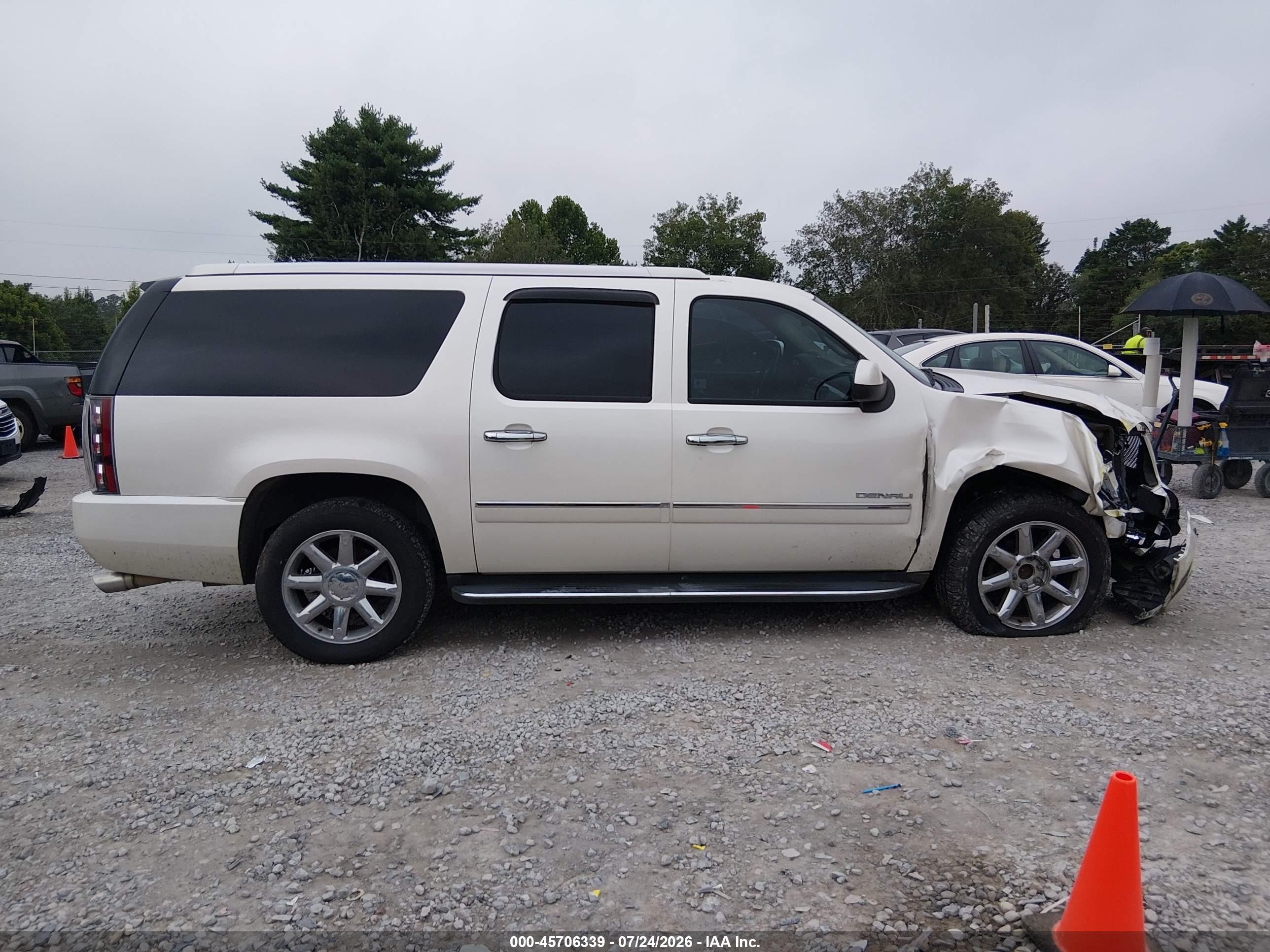 2011 Gmc Yukon Xl 1500 Denali Кремовый vin: 1GKS1MEF5BR135682