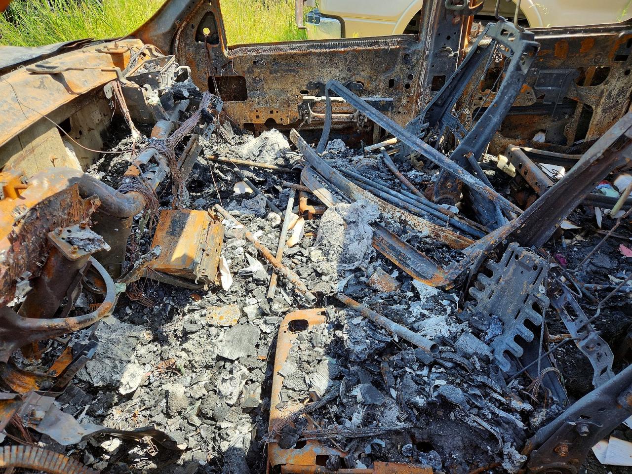 2012 Gmc Yukon Xl Denali Burn vin: 1GKS1MEFXCR120645