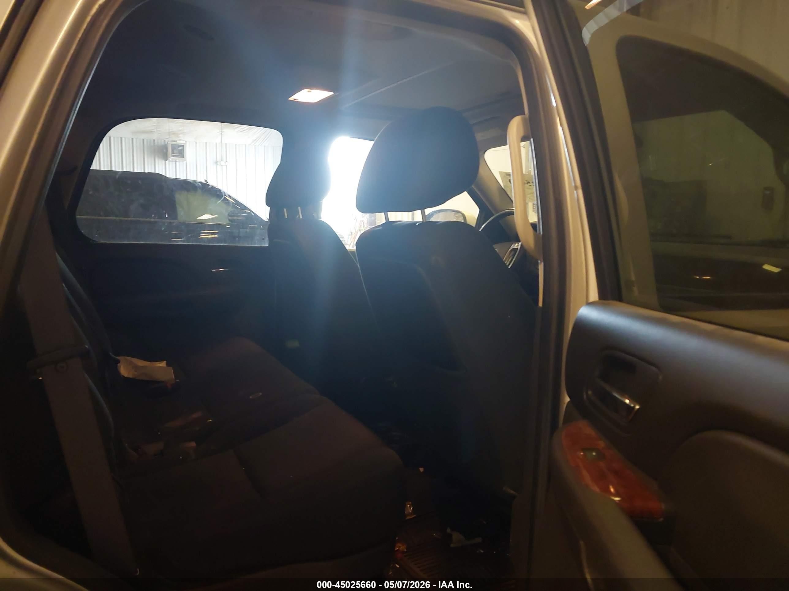 2011 Gmc Yukon Sle Silver vin: 1GKS2AE03BR344328