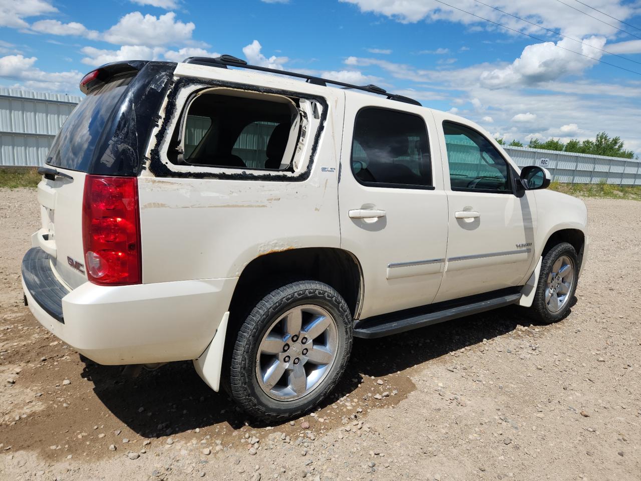 2012 Gmc Yukon Slt Белый vin: 1GKS2CE02CR301659 Damage: Right Qtr Panel, Rust, > 12 Inches