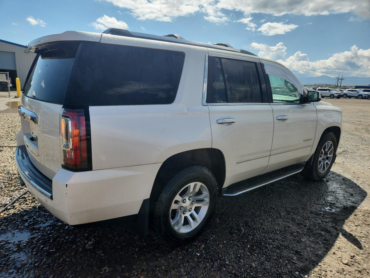2015 Gmc Yukon Denali Белый vin: 1GKS2CKJ9FR519079 Damage: Right Qtr Panel, Dent(S) W/ Paint Dmg, 3 To 4 Inches