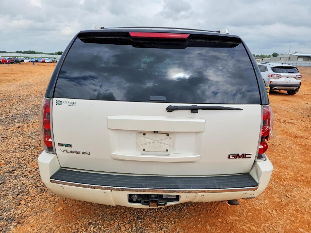 2011 Gmc Yukon Denali White vin: 1GKS2EEF2BR214200