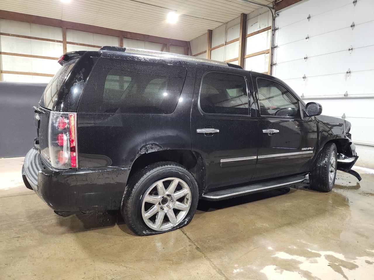 2013 Gmc Yukon Denali Black vin: 1GKS2EEF2DR329950 Damage: Right Qtr Panel, Dent(S) W/ Paint Dmg, > 12 Inches