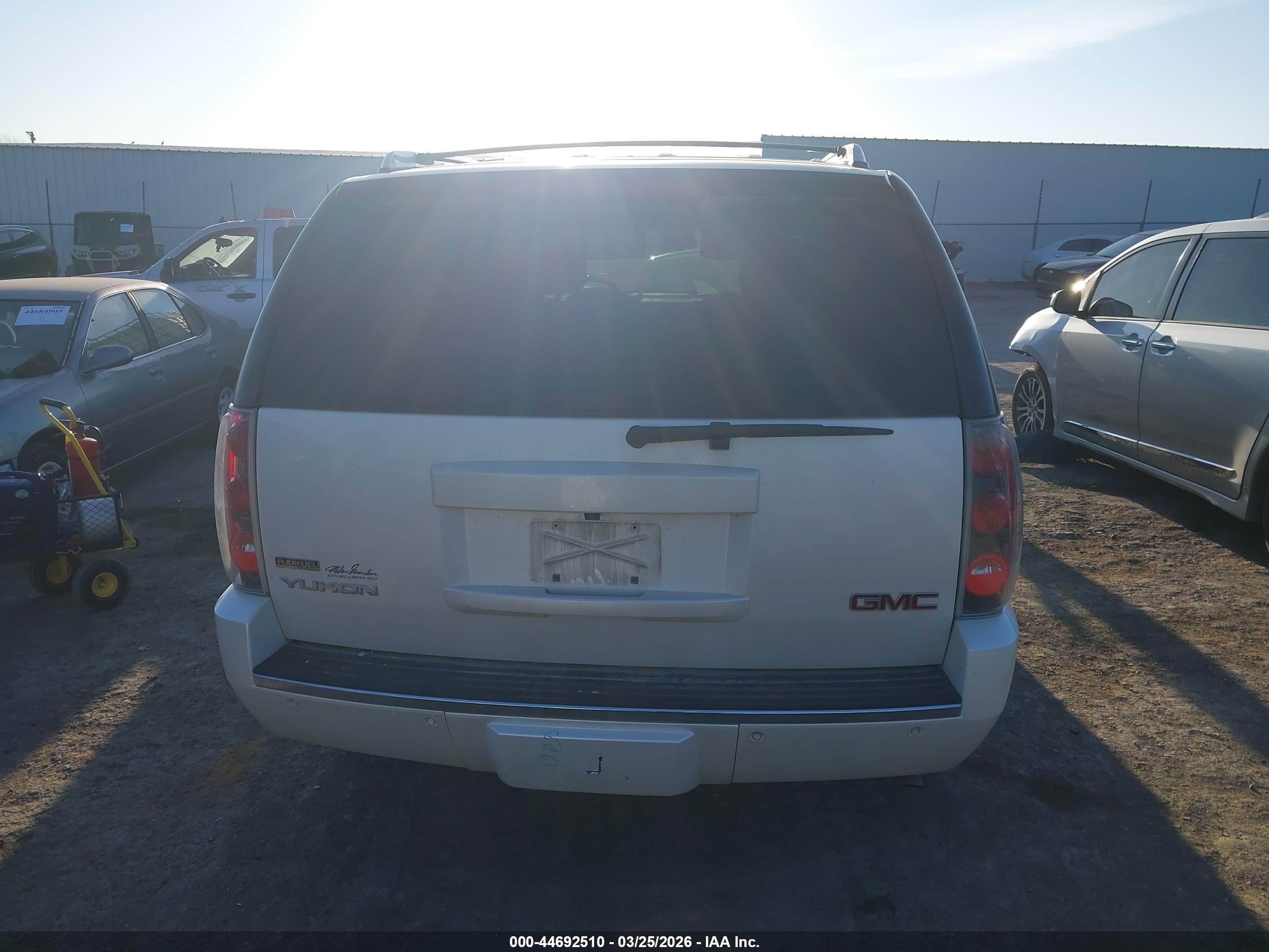 2011 Gmc Yukon Denali White vin: 1GKS2EEF4BR395543
