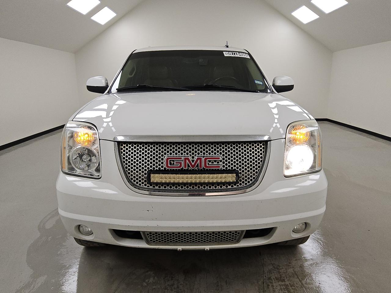 2013 Gmc Yukon Denali White vin: 1GKS2EEFXDR300955 Damage: Right Head Lamp, Broken, Replacement Required