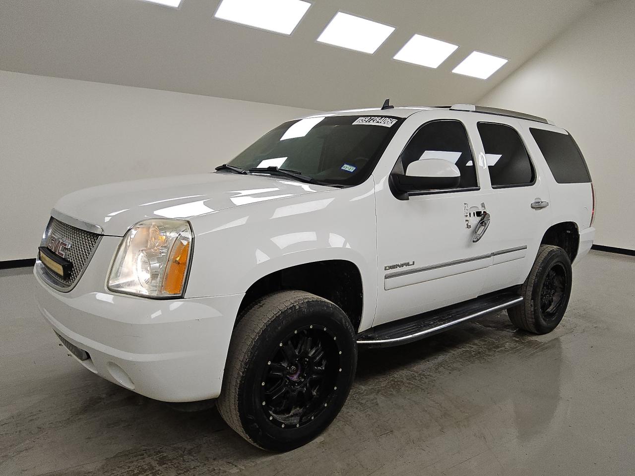 2013 Gmc Yukon Denali White vin: 1GKS2EEFXDR300955 Damage: Left Front Door Handle, Broken, Replacement Required
