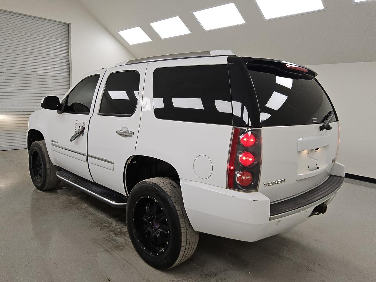 2013 Gmc Yukon Denali White vin: 1GKS2EEFXDR300955 Damage: Left Rear Tire, Worn, Replacement Required