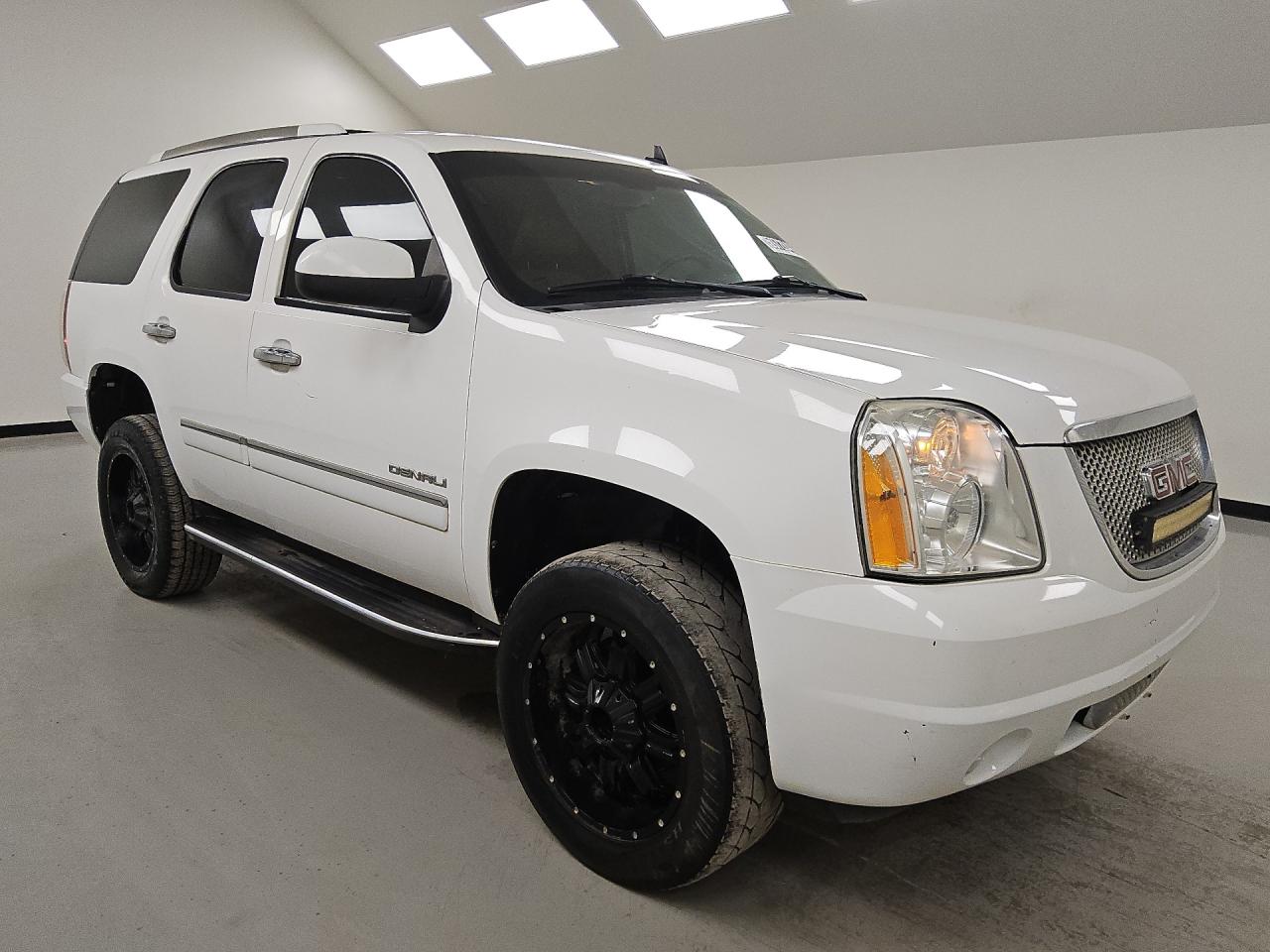 2013 Gmc Yukon Denali White vin: 1GKS2EEFXDR300955 Damage: Right Front Tire, Worn, Replacement Required