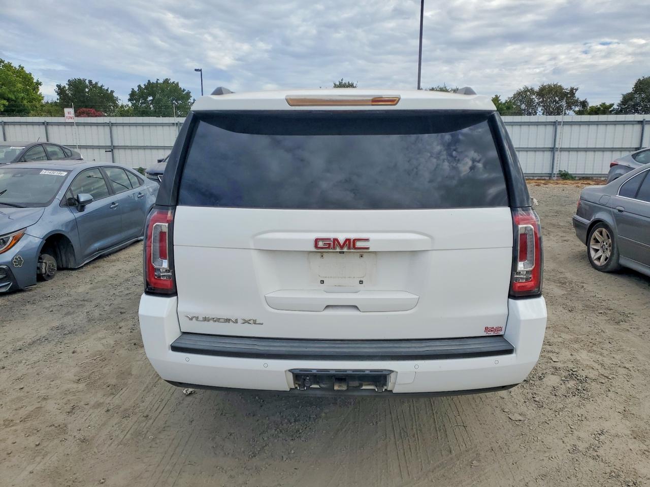 2015 Gmc Yukon Xl K1500 Sle White vin: 1GKS2GECXFR627568