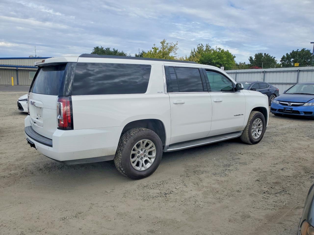2015 Gmc Yukon Xl K1500 Sle White vin: 1GKS2GECXFR627568