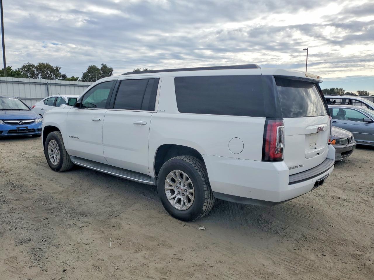 2015 Gmc Yukon Xl K1500 Sle White vin: 1GKS2GECXFR627568