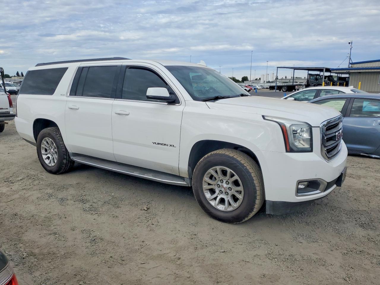 2015 Gmc Yukon Xl K1500 Sle White vin: 1GKS2GECXFR627568
