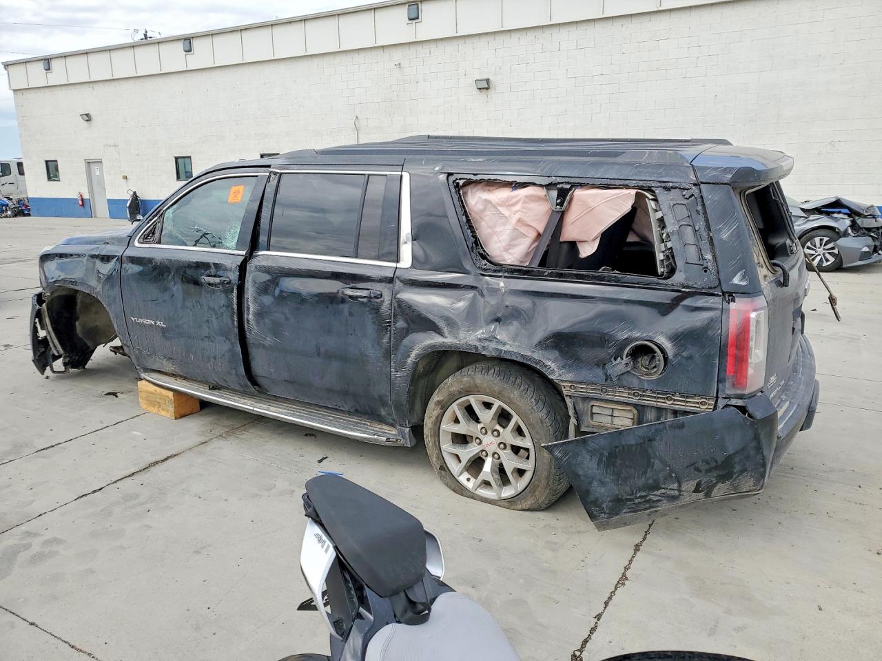 2015 Gmc Yukon Xl K1500 Sle Black vin: 1GKS2GKC1FR146029