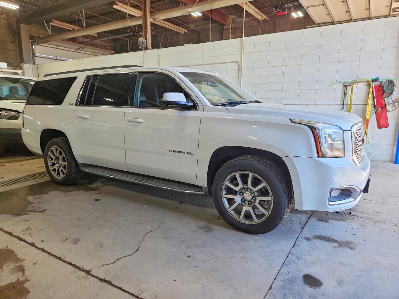 2015 Gmc Yukon Xl K1500 Sle White vin: 1GKS2GKC2FR636138