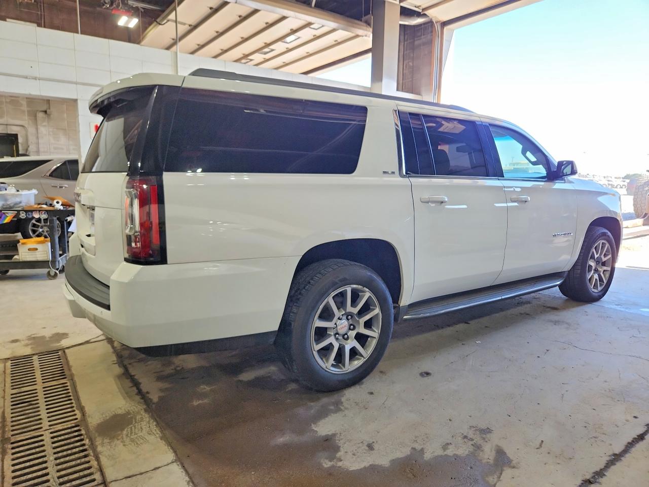2015 Gmc Yukon Xl K1500 Sle White vin: 1GKS2GKC2FR636138