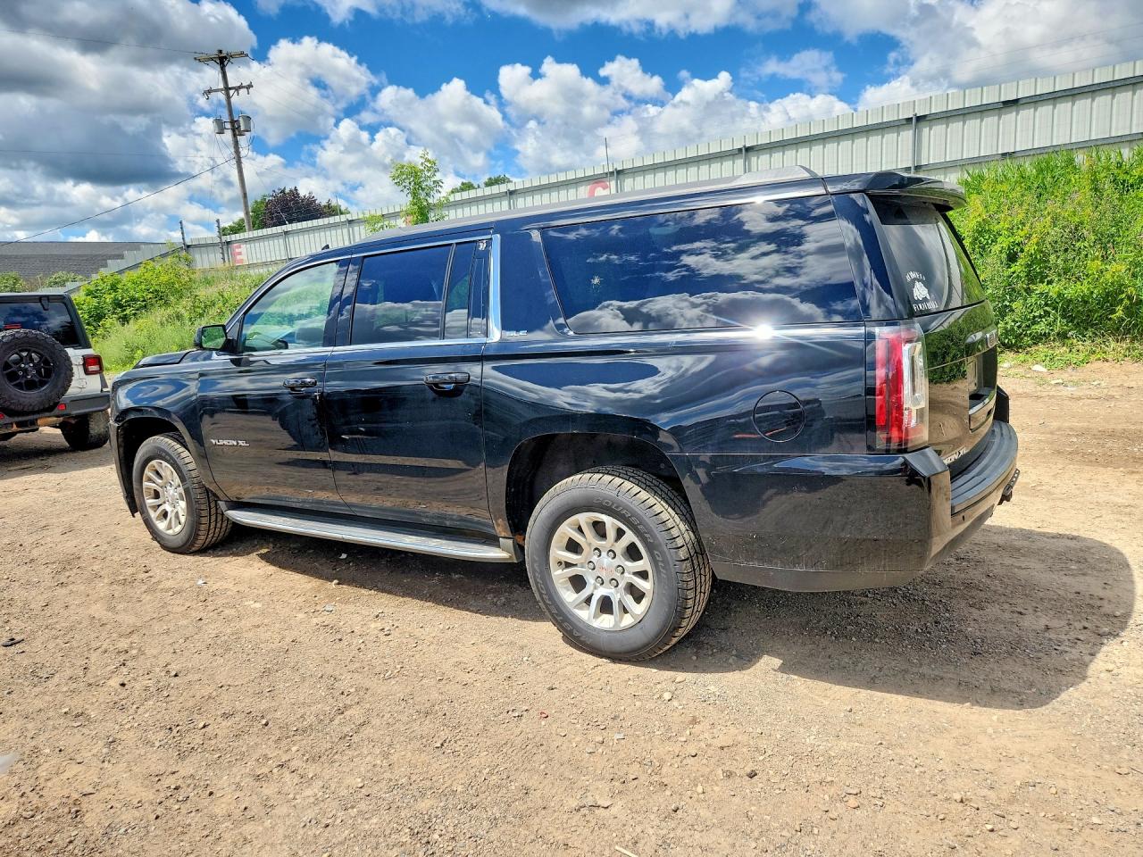 2015 Gmc Yukon Xl K1500 Sle Black vin: 1GKS2GKC8FR643644