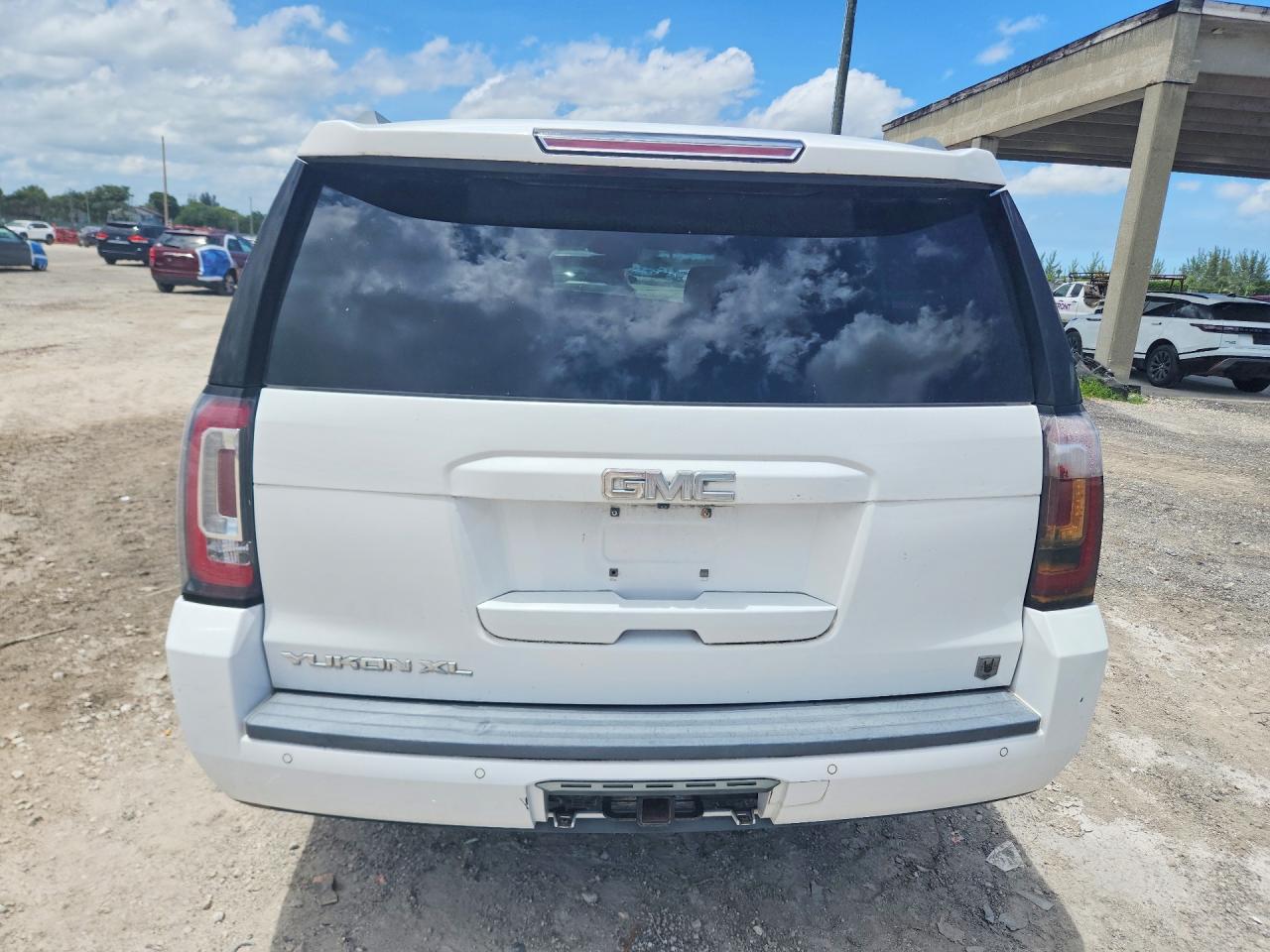 2017 Gmc Yukon Xl K1500 Slt White vin: 1GKS2GKC8HR177894