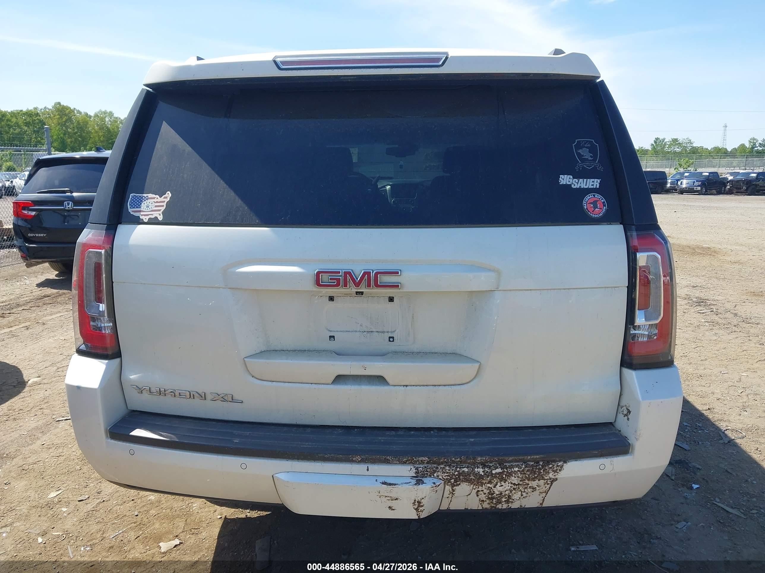 2015 Gmc Yukon Xl 1500 Slt White vin: 1GKS2HKC0FR197804