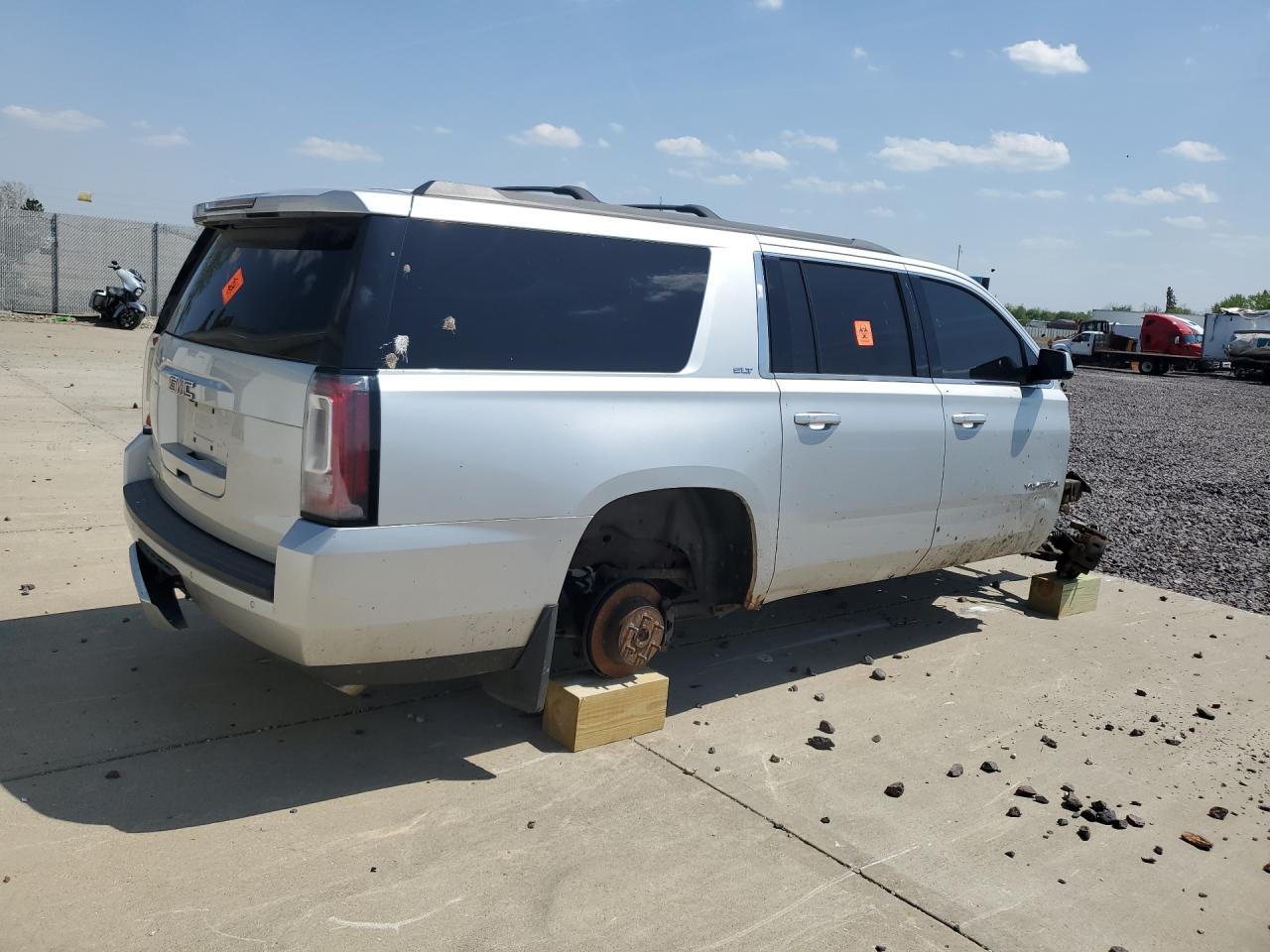 2015 Gmc Yukon Xl K1500 Slt Silver vin: 1GKS2HKC4FR611389 Damage: Rear Bumper/Cover, Scraped, 1 To 2 Inches