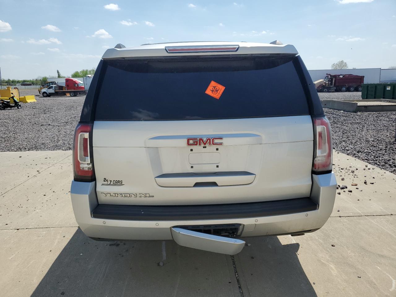 2015 Gmc Yukon Xl K1500 Slt Silver vin: 1GKS2HKC4FR611389 Damage: Right Tail Light, Aftermarket, Acceptable