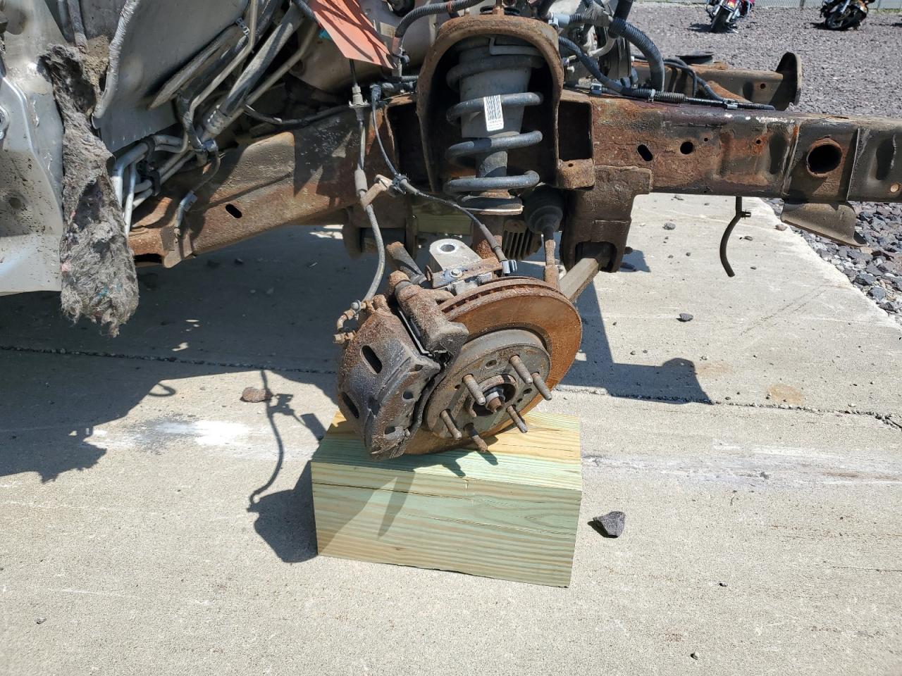 2015 Gmc Yukon Xl K1500 Slt Silver vin: 1GKS2HKC4FR611389 Damage: Rf Axle Assembly, Broken, Replacement Required