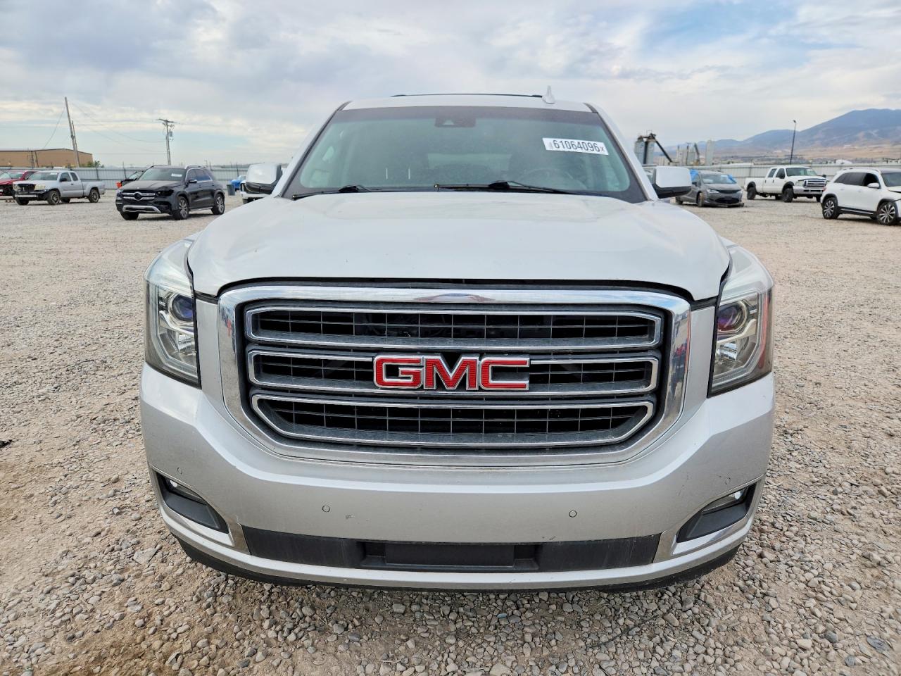 2015 Gmc Yukon Xl K1500 Slt Серебряный vin: 1GKS2HKC4FR659989