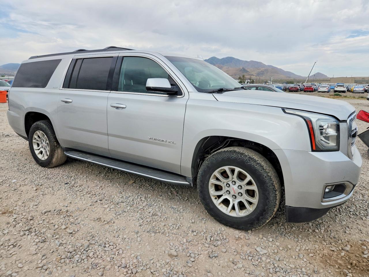 2015 Gmc Yukon Xl K1500 Slt Серебряный vin: 1GKS2HKC4FR659989