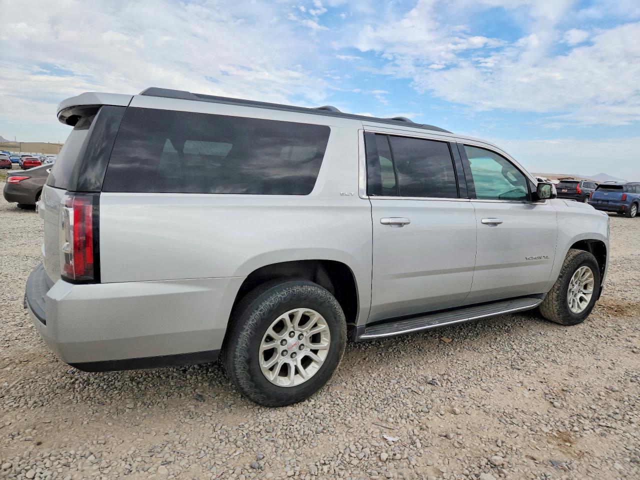 2015 Gmc Yukon Xl K1500 Slt Серебряный vin: 1GKS2HKC4FR659989