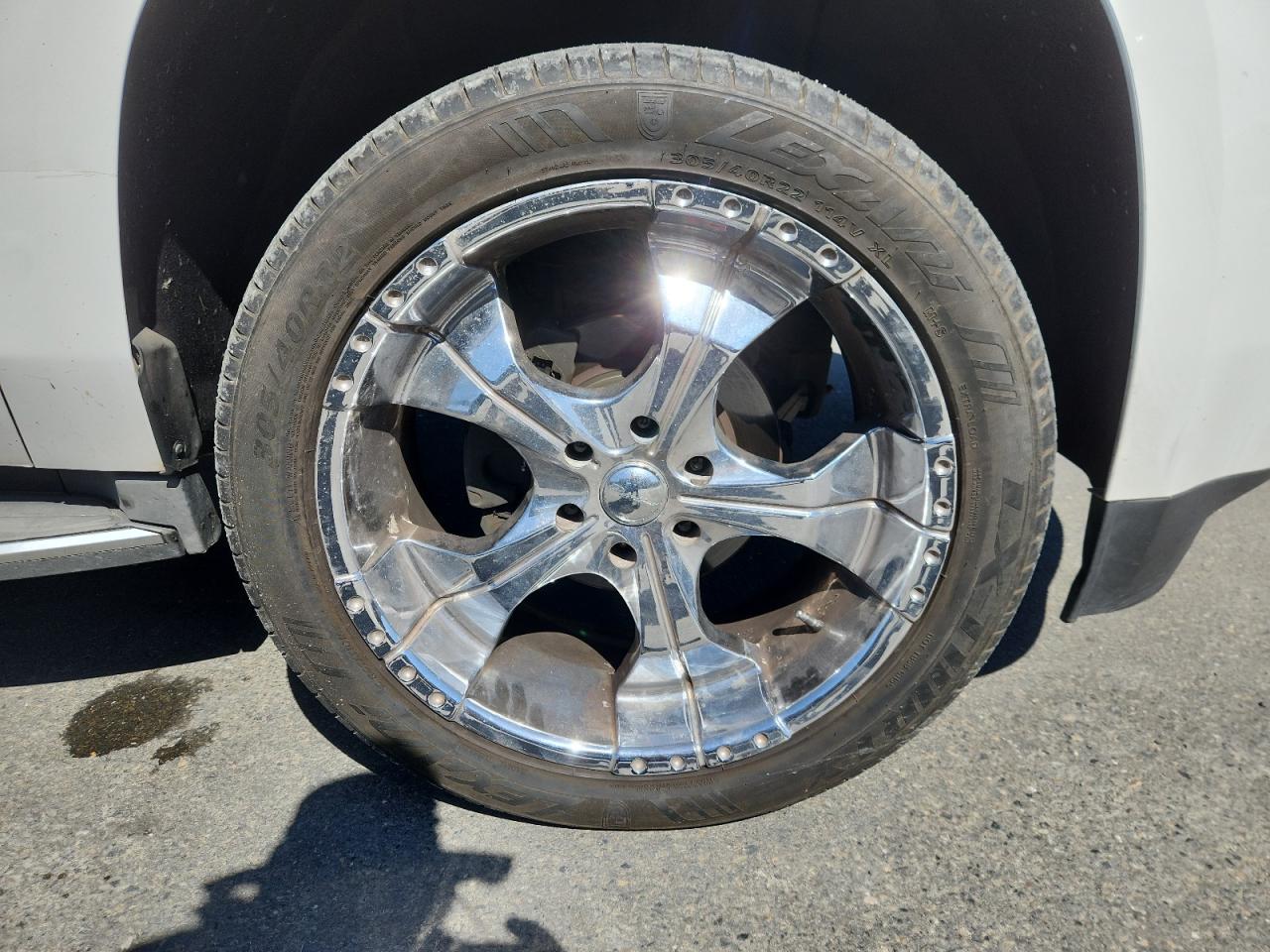 2015 Gmc Yukon Xl K1500 Slt White vin: 1GKS2HKC7FR541113 Damage: Right Front Wheel, Curb Rash, 5 To 6 Inches
