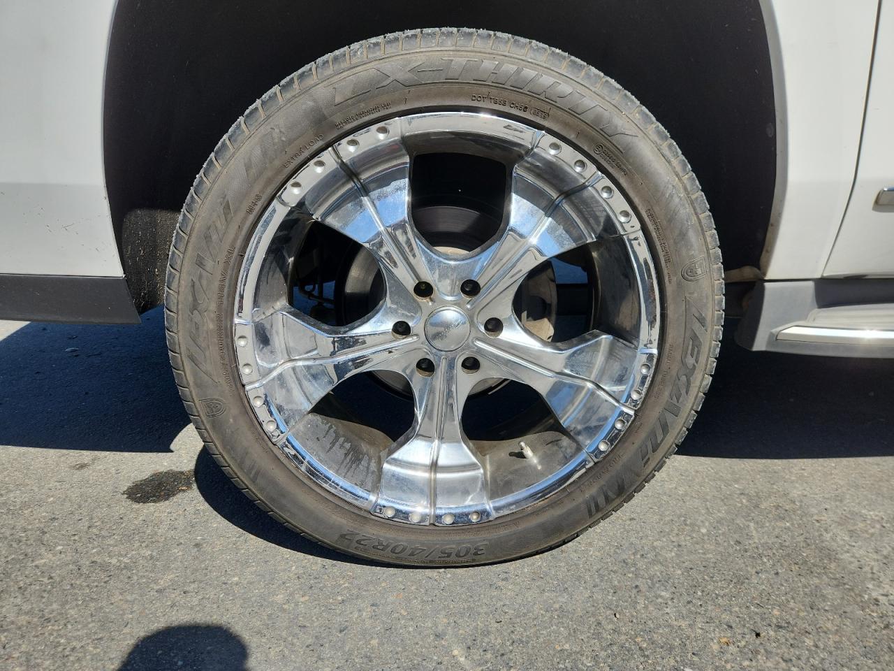 2015 Gmc Yukon Xl K1500 Slt White vin: 1GKS2HKC7FR541113 Damage: Right Rear Wheel, Curb Rash, 7 To 8 Inches