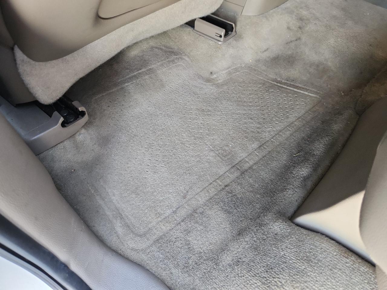 2015 Gmc Yukon Xl K1500 Slt White vin: 1GKS2HKC7FR541113 Damage: Left Rear Carpet, Stained, Permanent