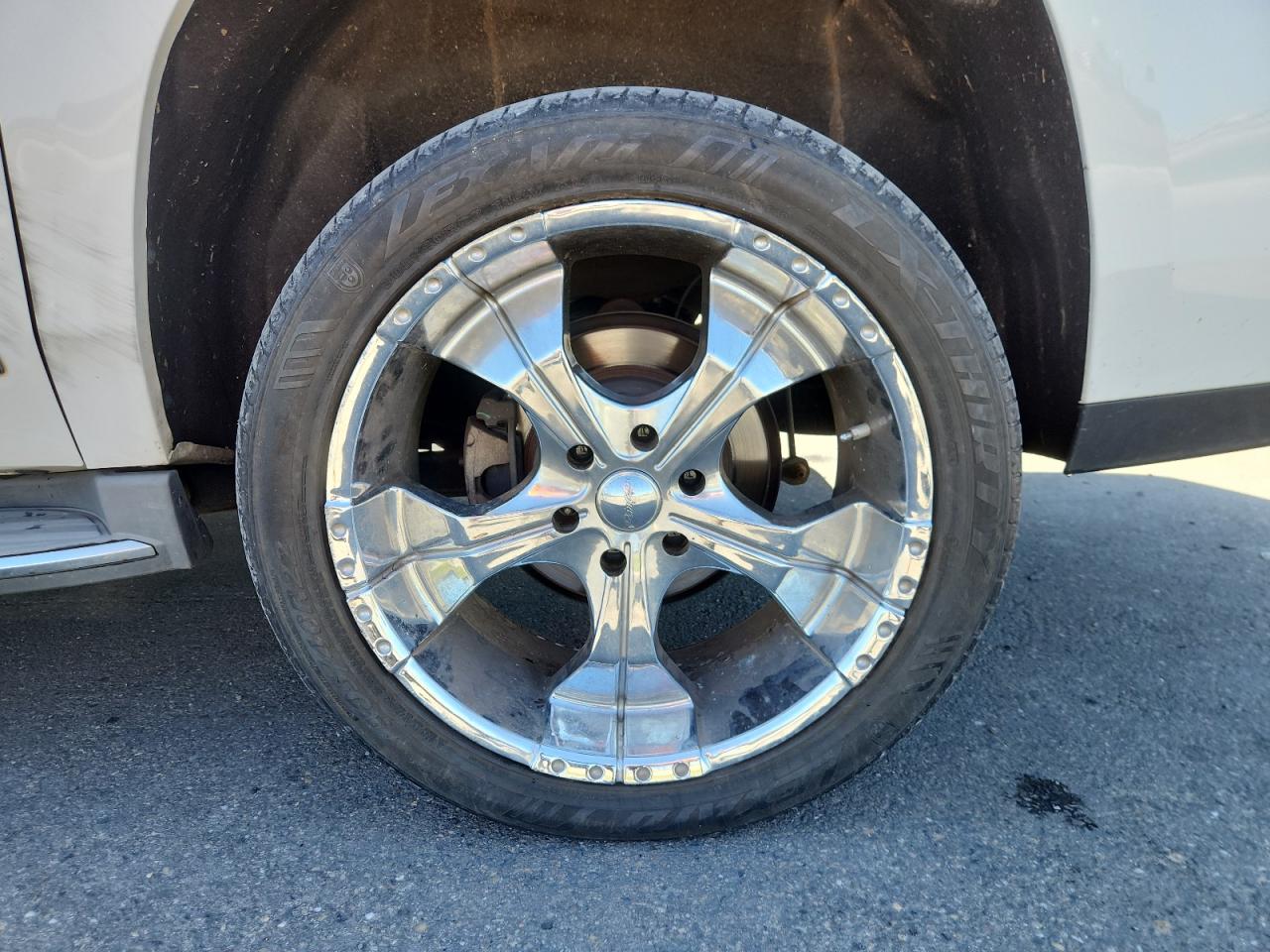 2015 Gmc Yukon Xl K1500 Slt White vin: 1GKS2HKC7FR541113 Damage: Left Rear Wheel, Curb Rash, 4 To 5 Inches