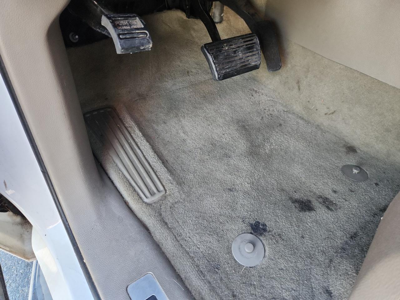 2015 Gmc Yukon Xl K1500 Slt White vin: 1GKS2HKC7FR541113 Damage: Left Front Carpet, Stained, Permanent