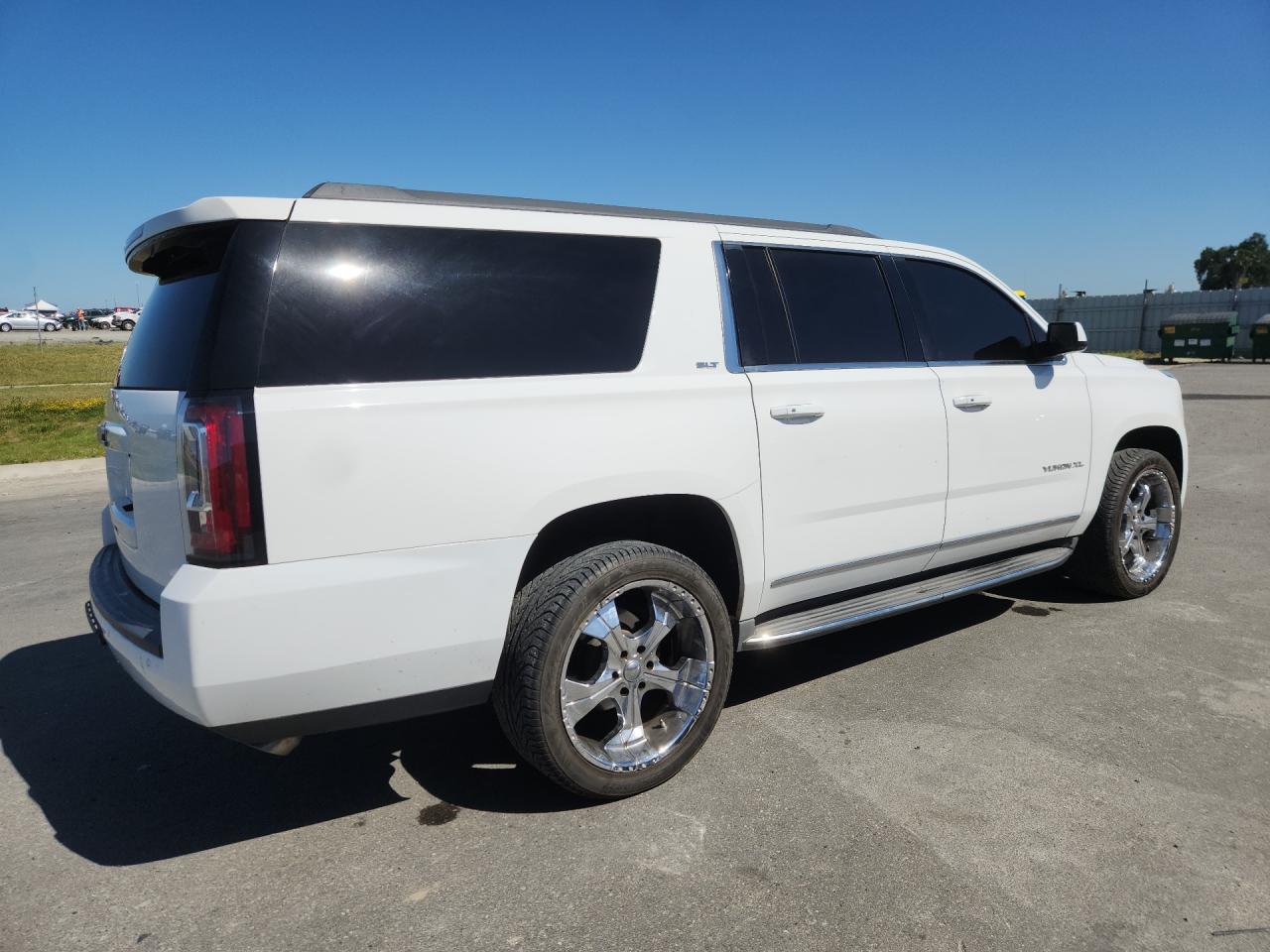 2015 Gmc Yukon Xl K1500 Slt White vin: 1GKS2HKC7FR541113 Damage: Right Qtr Panel, Dent(S) W/ Paint Dmg, 5 To 6 Inches